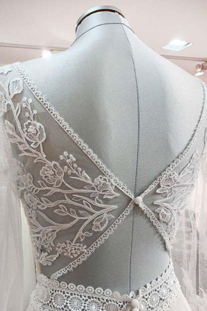 Chicloth Sweetheart Tulle Beadings Lace Appliques Wedding Dresses With Long Sleeves