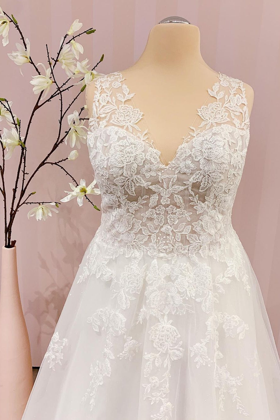 Chicloth Delicate Lace V-Neck Long Wedding Dress Sleeveless