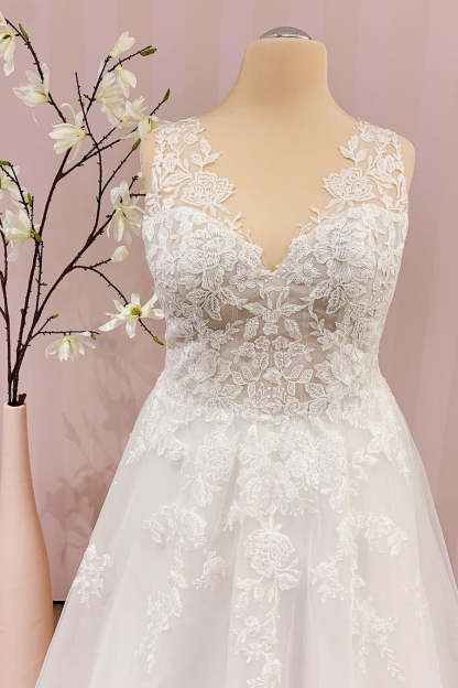 Chicloth Delicate Lace V-Neck Long Wedding Dress Sleeveless