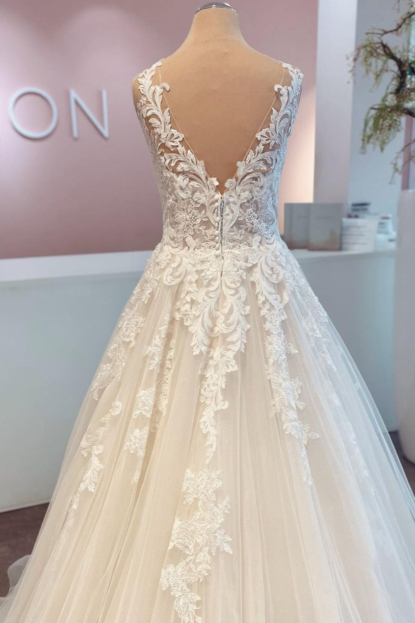 Chicloth A-Line Lace Wedding Dress Sleeveless Long Bridal Gowns