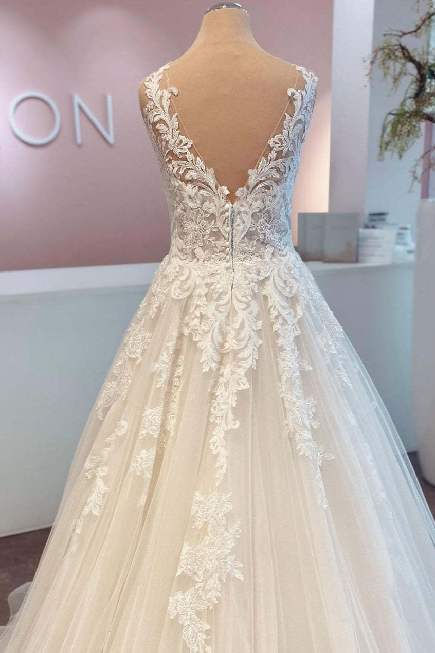 Chicloth A-Line Lace Wedding Dress Sleeveless Long Bridal Gowns