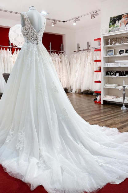 Chicloth Eye-taking V Neck Tulle Lace White Ruffles Wedding Dresses Long