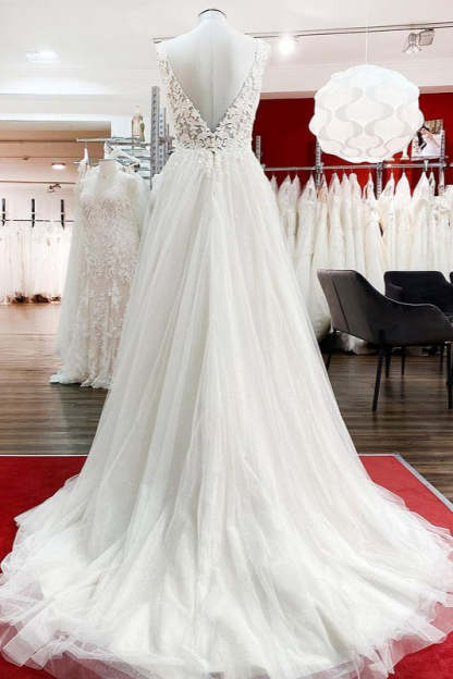 Chicloth Tulle Lace V Neck White Ruffles Wedding Dresses With Lace