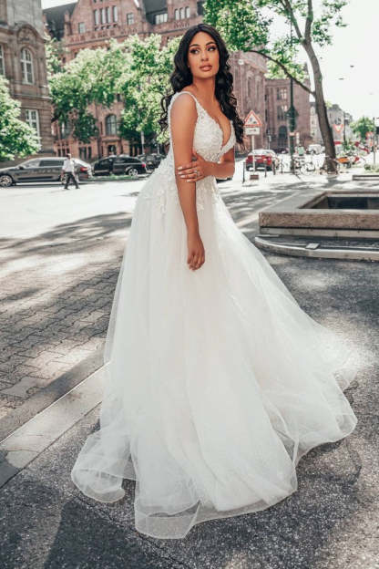 Chicloth V-Neck Sleeveless Wedding Dress Tulle With Appliques Lace