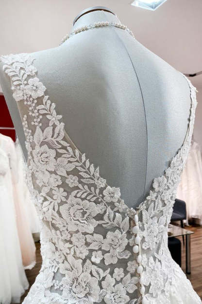 Chicloth Eye-taking V Neck Tulle Lace White Ruffles Wedding Dresses Long