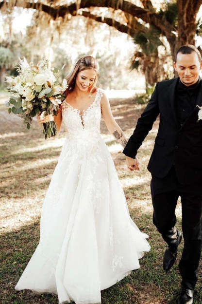 Chicloth Sleeveless Princess Wedding Dress V-Neck With Lace Appliques
