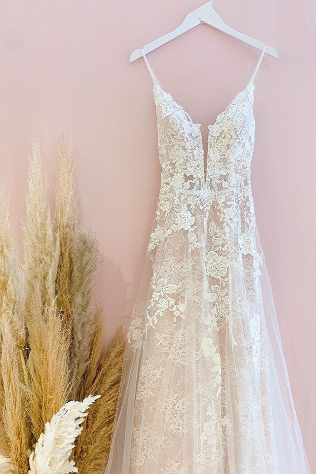 Chicloth Spaghetti-Straps Lace Wedding Dress Sleeveless With Lace Appliques