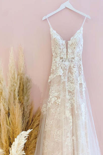 Chicloth Spaghetti-Straps Lace Wedding Dress Sleeveless With Lace Appliques