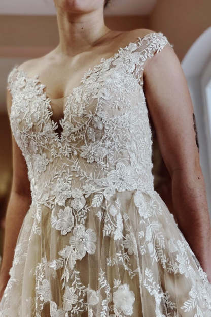 Chicloth Off-the-Shoulder Appliques Wedding Dress Champagne Sleeveless