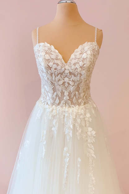 Chicloth Spaghetti-Straps V-Neck Tulle Wedding Dress With Lace Appliques