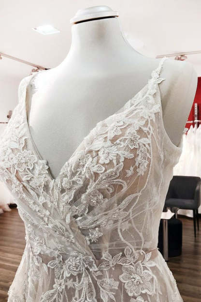 Chicloth Eye-taking Sleeveless Tulle V Neck Lace A-Line Wedding Dresses