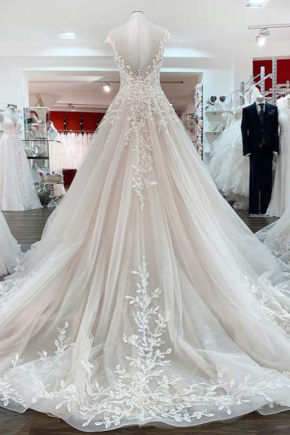 Chicloth Eye-taking Jewel Tulle Lace Appliques Ruffles A-Line Wedding Dresses