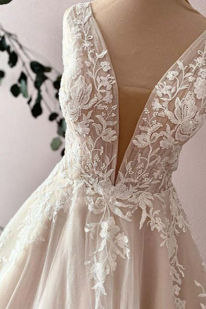 Chicloth V-Neck Sleeveless Tulle Wedding Dress A-Line