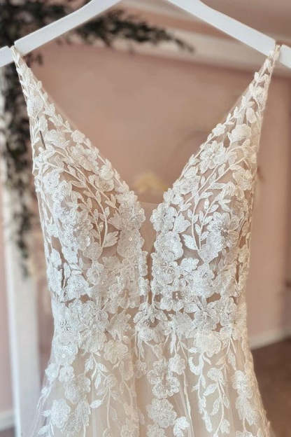 Chicloth V-Neck Tulle Wedding Dress Sleeveless With Lace Appliques