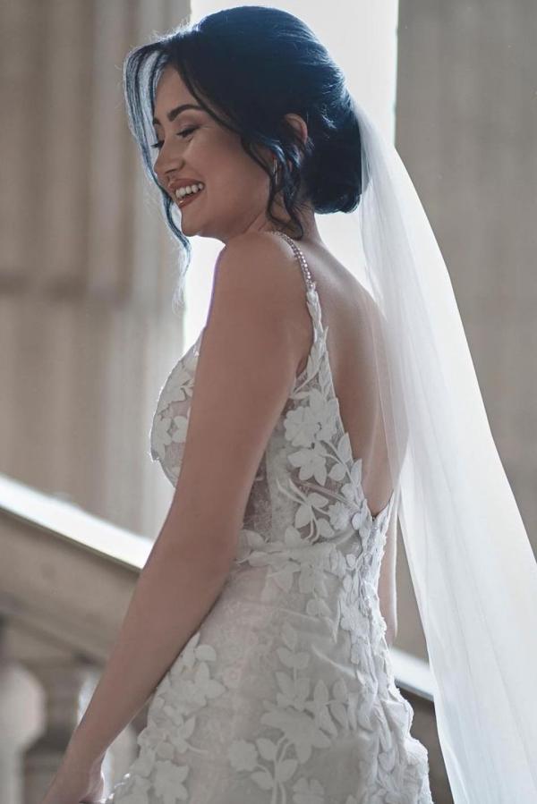 Elegant V-Neck Spaghetti Straps Sleeveless Mermaid Lace Wedding Dresses