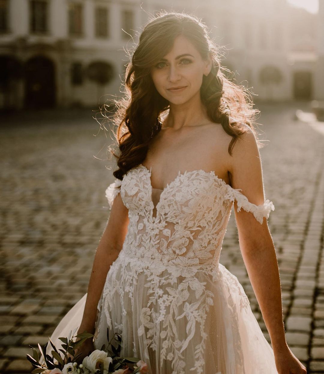 Chicloth Off-the-Shoulder Beach Wedding Dress Tulle With Appliques