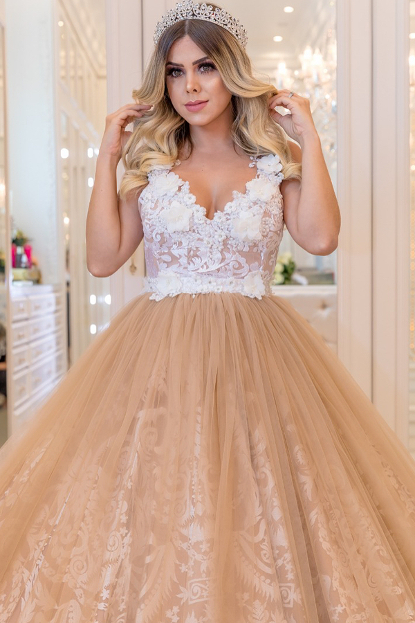 2022 Elegant V-Neck Lace Wedding Dress | Sleeveless Ball Gown Evening Dress with Buttons