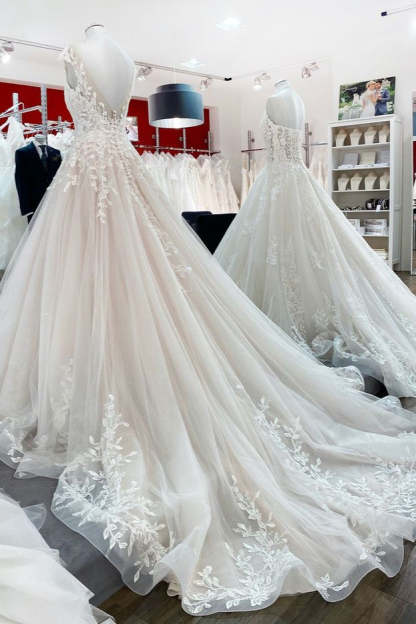 Chicloth Eye-taking Jewel Tulle Lace Appliques Ruffles A-Line Wedding Dresses