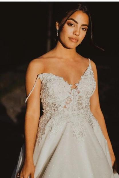 Chicloth Spaghetti-Straps V-Neck Wedding Dress Lace Sleeveless A-Line