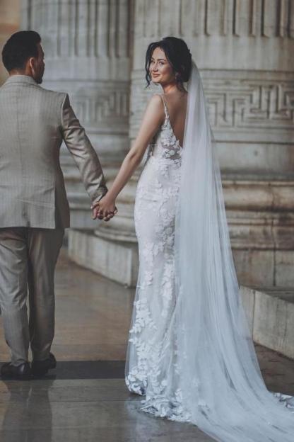 Elegant V-Neck Spaghetti Straps Sleeveless Mermaid Lace Wedding Dresses