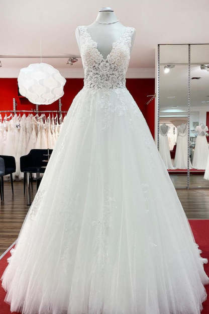 Chicloth Eye-taking V Neck Tulle Lace White Ruffles Wedding Dresses Long