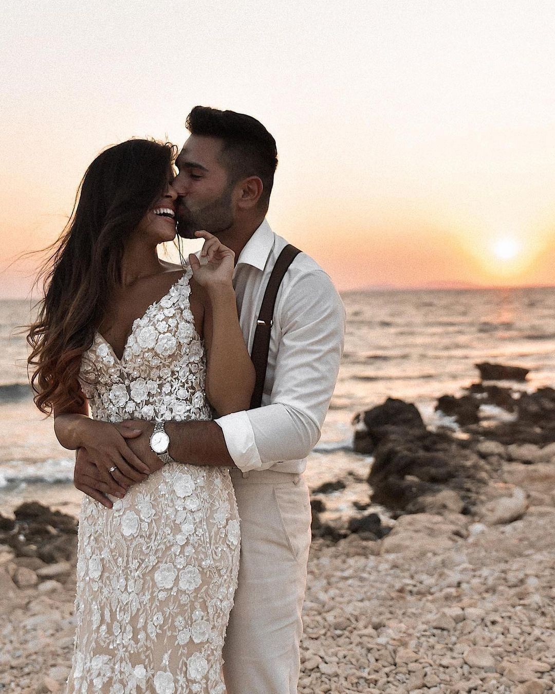 Chicloth V-Neck Sleeveless Mermaid Wedding Dress With Appliques Bridal Gown