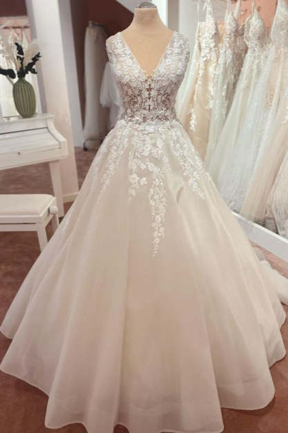 Chicloth Appliques Lace Wedding Dress Sleeveless Tulle Online