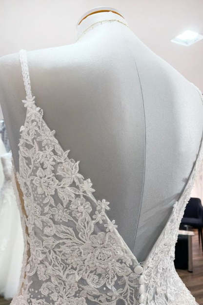 Chicloth Spaghetti Straps Tulle Lace Appliques A-Line Wedding Dresses