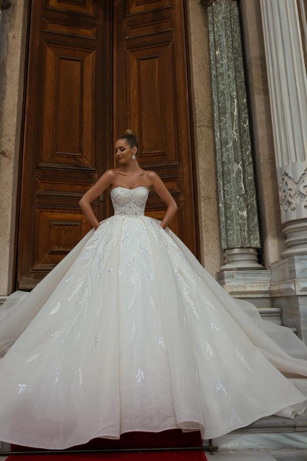 Chicloth Strapless Wedding Dress Ball Gown With Lace Appliques
