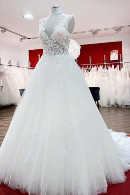 Chicloth Eye-taking V Neck Tulle Lace White Ruffles Wedding Dresses Long