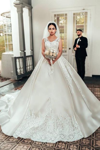 Chicloth Sleeveless Lace Applqiues Wedding Dress Ball Gown Online