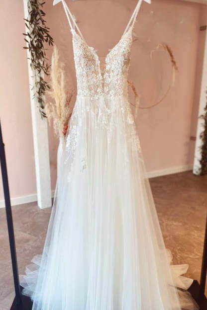 Chicloth V-Neck Spaghetti-Straps Wedding Dress Lace Appliques Online