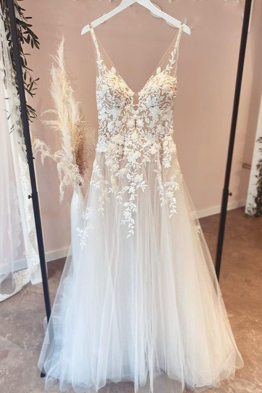 Chicloth V-Neck Sleeveless Wedding Dress Lace Appliques Long