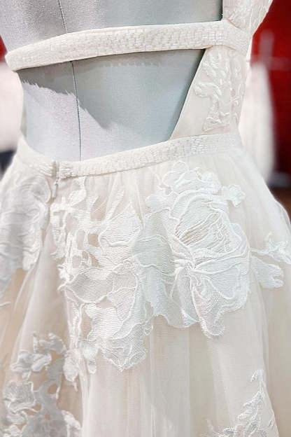 Chicloth Tulle V Neck Sleeveless Ivory A-Line Wedding Dresses With Lace Long