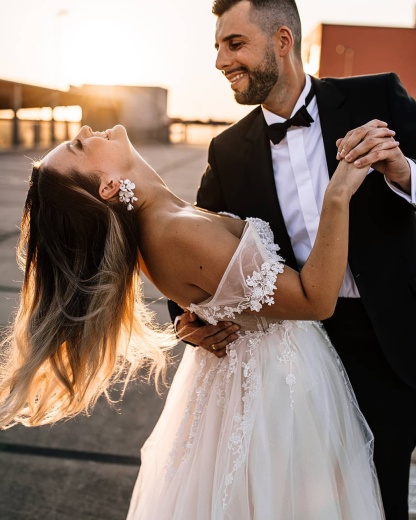 Chicloth Champagne Off-the-Shoulder Beach Wedding Dress Tulle With Appliques