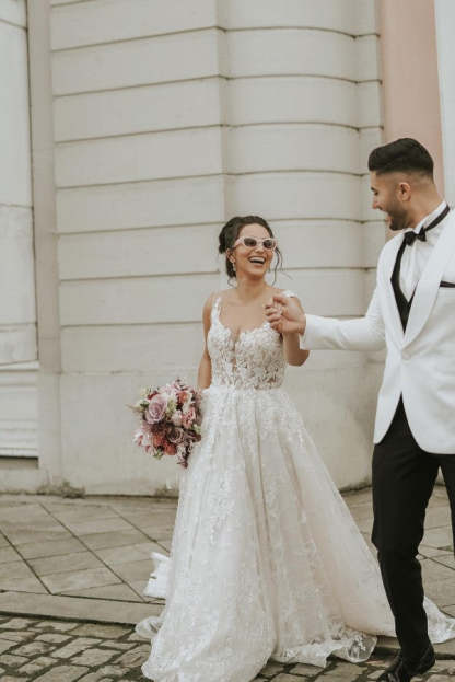 Chicloth Straps Sleeveless Wedding Dress Appliques Long