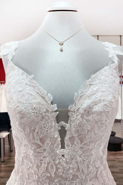 Chicloth Beautiful Sleeveless Tulle Lace V Neck Ruffles A-Line Wedding Dresses Long