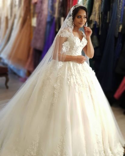 Chicloth Cap Sleeves Lace Wedding Dress Ball Gown V-Neck