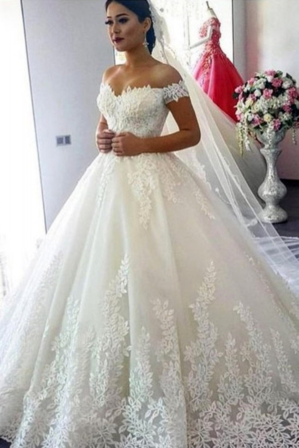 Chic Off-Shoulder Ball Gown with Lace Appliques
