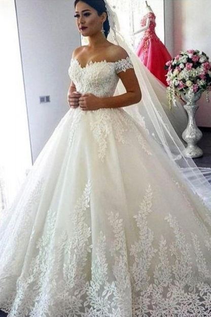 Chic Off-Shoulder Ball Gown with Lace Appliques