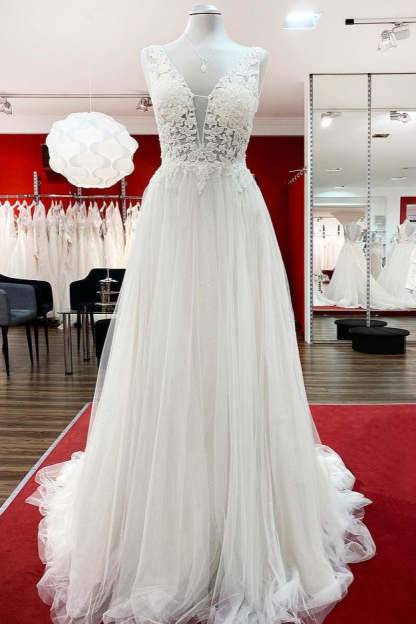Chicloth Tulle Lace V Neck White Ruffles Wedding Dresses With Lace