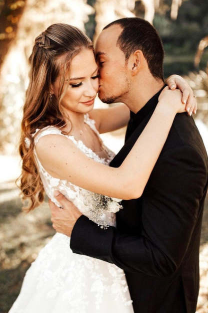 Chicloth Sleeveless Princess Wedding Dress V-Neck With Lace Appliques