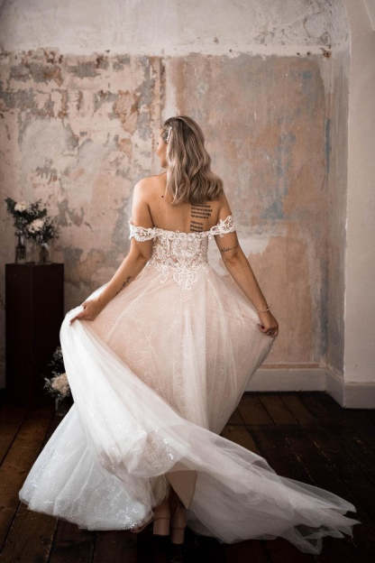 Chicloth Off-the-Shoulder Wedding Dress Tulle Lace Long