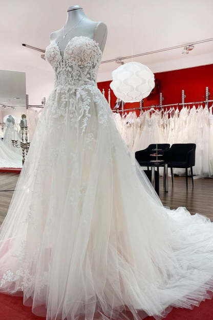 Chicloth Strapless Ruffles Tulle Lace Ivory A-Line Wedding Dresses
