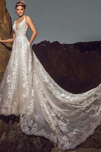 Chicloth Sleeveless V-Neck Wedding Dress Lace Open Back
