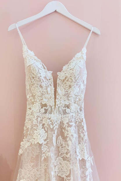Chicloth Spaghetti-Straps Lace Wedding Dress Sleeveless With Lace Appliques