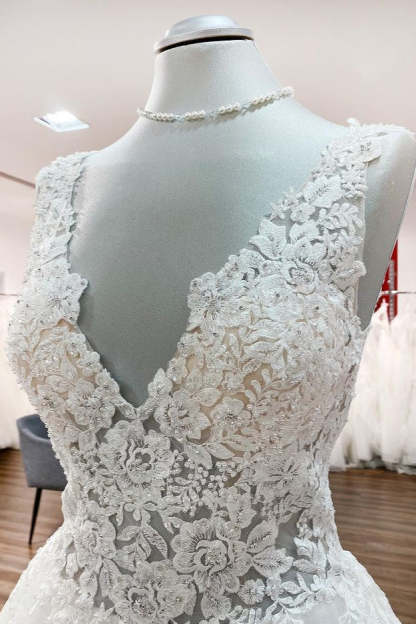 Chicloth Eye-taking V Neck Tulle Lace White Ruffles Wedding Dresses Long