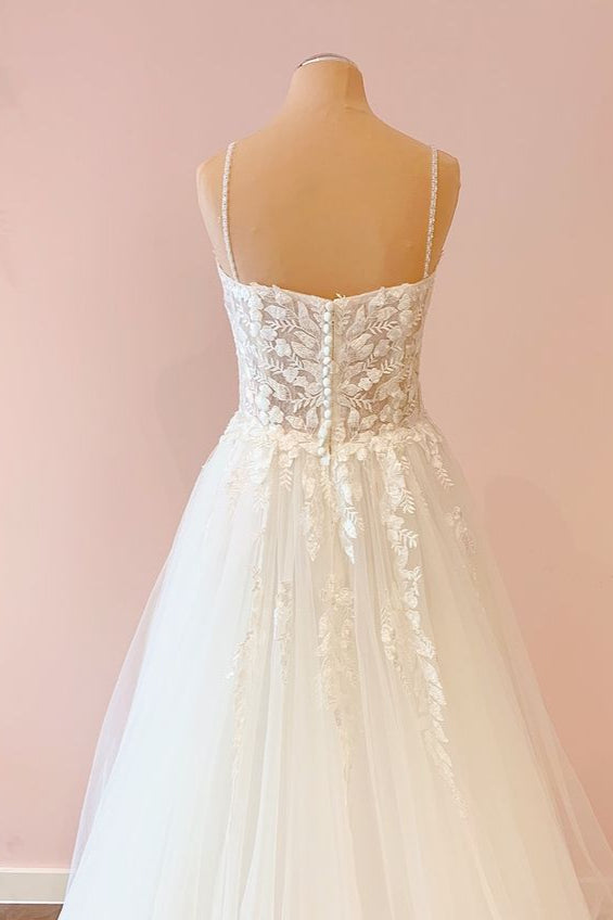 Chicloth Spaghetti-Straps V-Neck Tulle Wedding Dress With Lace Appliques