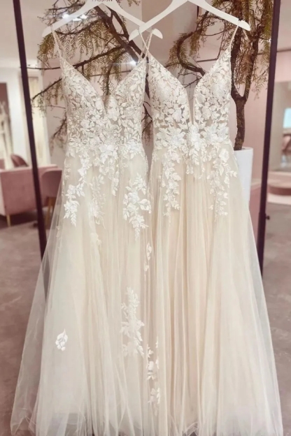 Chicloth Spaghetti-Straps V-Neck Wedding Dress Sleeveless With Lace Appliques