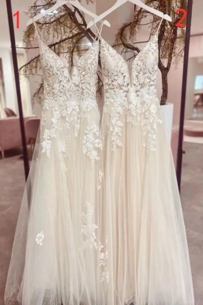 Chicloth Spaghetti-Straps V-Neck Wedding Dress Sleeveless With Lace Appliques